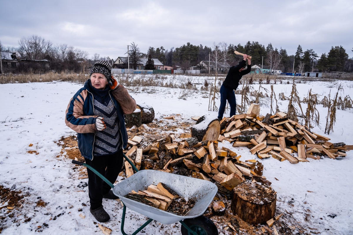 Người nông dân ở Muratove, Ukraine, đang bổ củi để bán cho một cơ sở quân đội Ucraina gần đó. Ảnh: Timothy Fadek / Redux.