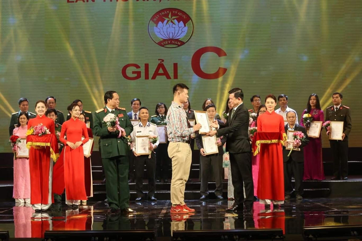 Nhà báo Quang Vinh, báo Đại Đoàn Kết nhận giải C Giải báo chí “Vì sự nghiệp đại đoàn kết toàn dân tộc” lần thứ XIV.