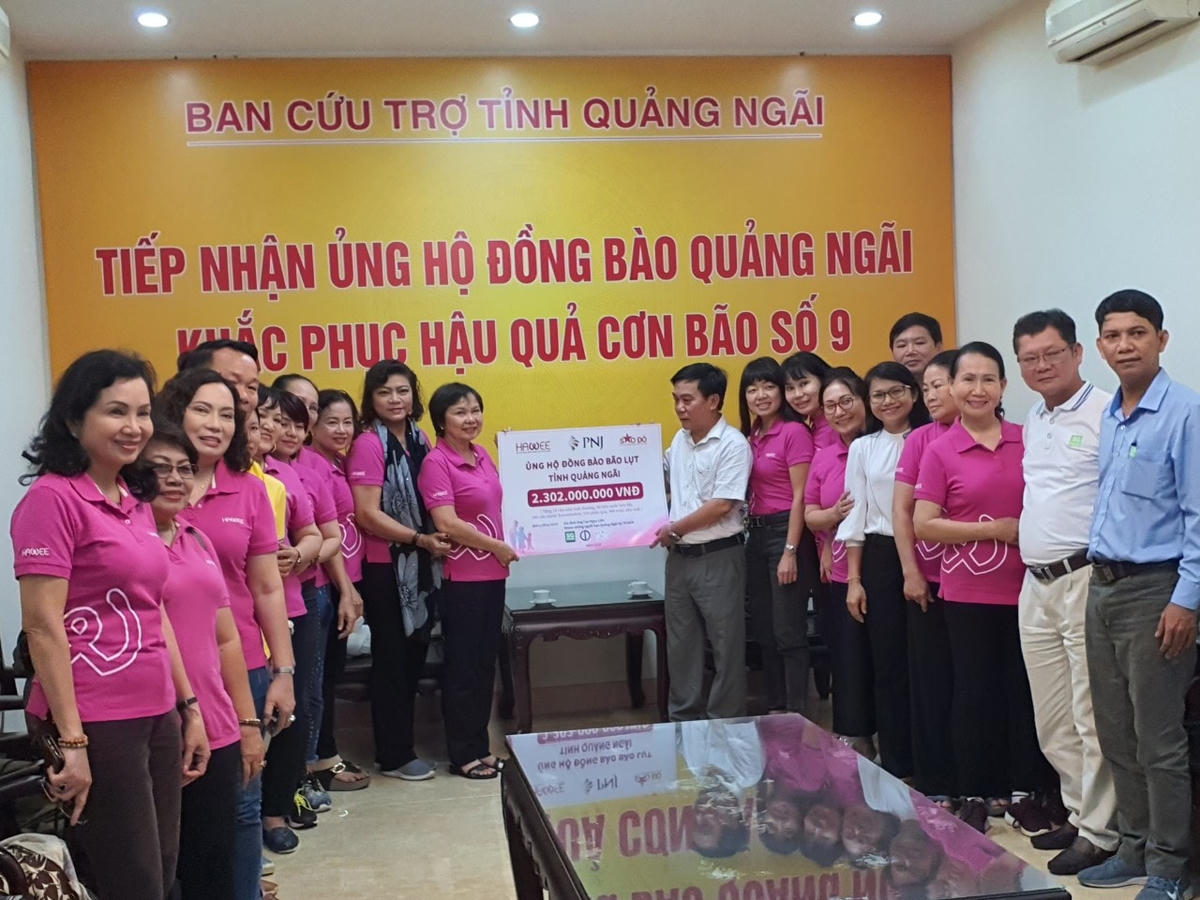 Ông Nguyễn Tấn Đức, Phó Chủ tịch HĐND tỉnh (áo trắng) thay mặt lãnh đạo tỉnh tiếp nhận tài trợ.