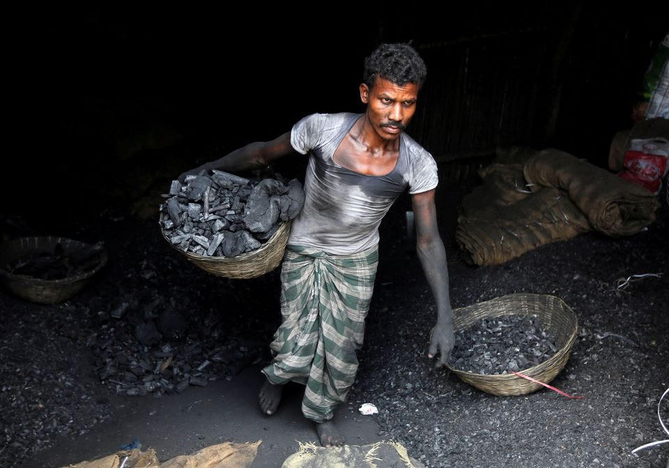 Công nhân trong một khu công nghiệp than ở Mumbai, Ấn Độ. Ảnh: Reuters.