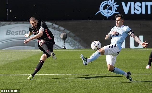 Benzema dứt điểm mở tỷ số cho Real Madrid ở phút 20.