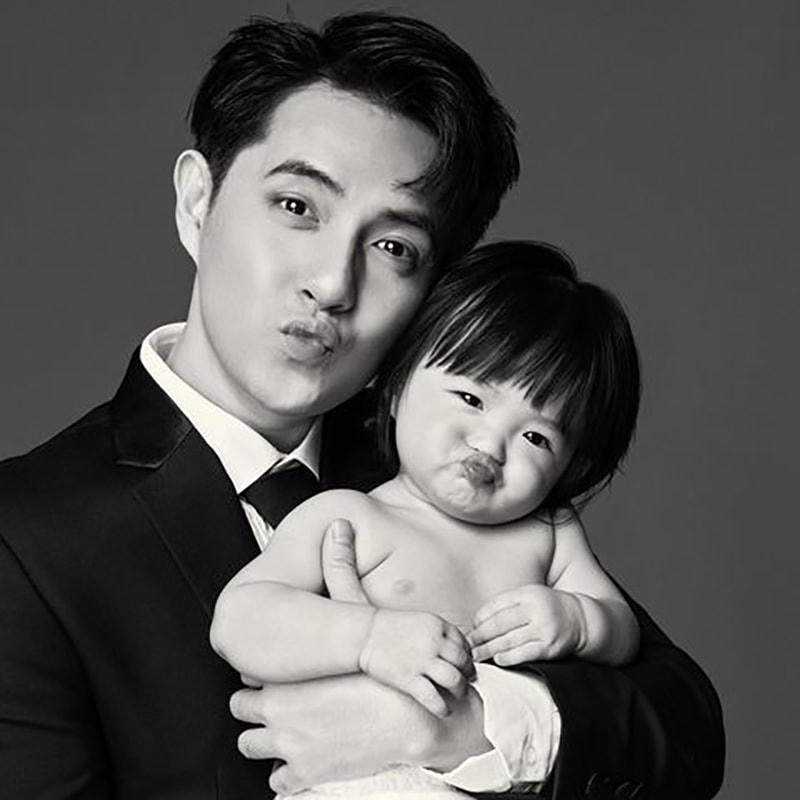 Ông Cao Thắng cũng đăng ảnh cùng Winnie chúc mừng sinh nhật mẹ.