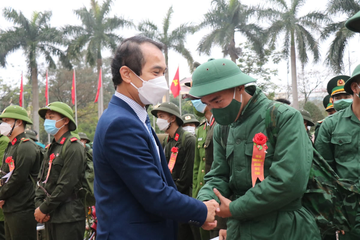 Lãnh đạo thành phố Huế thăm hỏi, động viên các thanh niên trúng tuyển nghĩa vụ quân sự đợt này. Ảnh: Nguyễn Quốc.