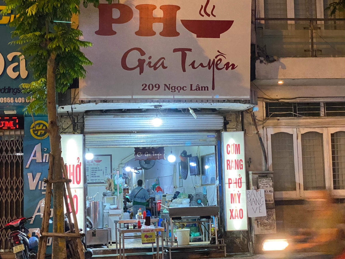 Hầu hết, các hàng quán trên phố Ngọc Lâm đều treo biển bán hàng mang về để phòng chống dịch bệnh Covid-19.