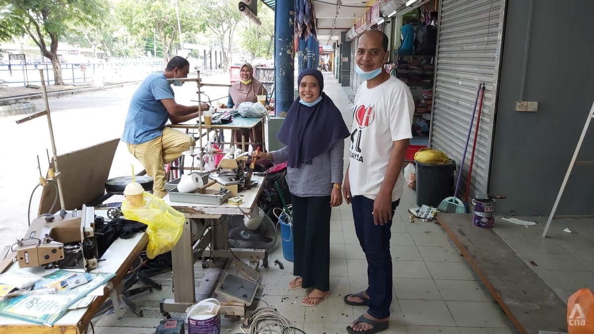 Muhamed Khairi Ismail, 51 tuổi và vợ đang cố gắng hết sức gây dựng lại cửa hàng may sau ảnh hưởng nặng nề từ trận lũ lụt tháng 12/2021. Ảnh: CNA.