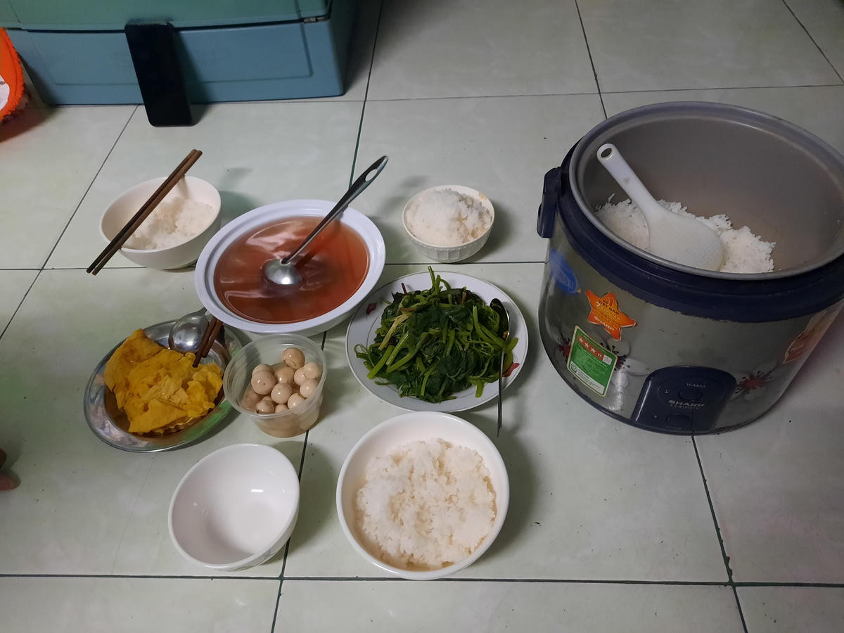 Bữa cơm có rau là chính của gia đình chị Thúy.