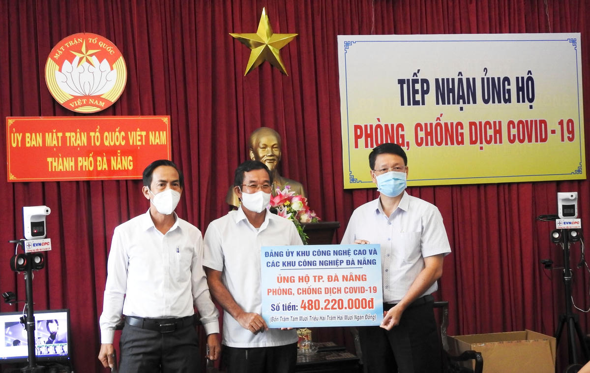 Đảng ủy Khu công nghệ cao và các Khu công nghiệp Đà Nẵng, ùng hộ phòng, chống dịch Covid-19. Ảnh Thanh Tùng.