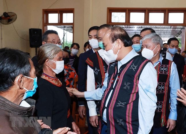 Chủ tịch nước Nguyễn Xuân Phúc thăm hỏi bà con tham dự Ngày hội Đại đoàn kết toàn dân tộc tại xã Ba, huyện Đông Giang, tỉnh Quảng Nam. (Ảnh: Thống Nhất/TTXVN).