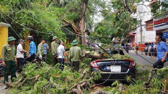 Rất may không có thiệt hại về người dù thời điểm xảy ra sự cố có người dân đứng phía dưới.