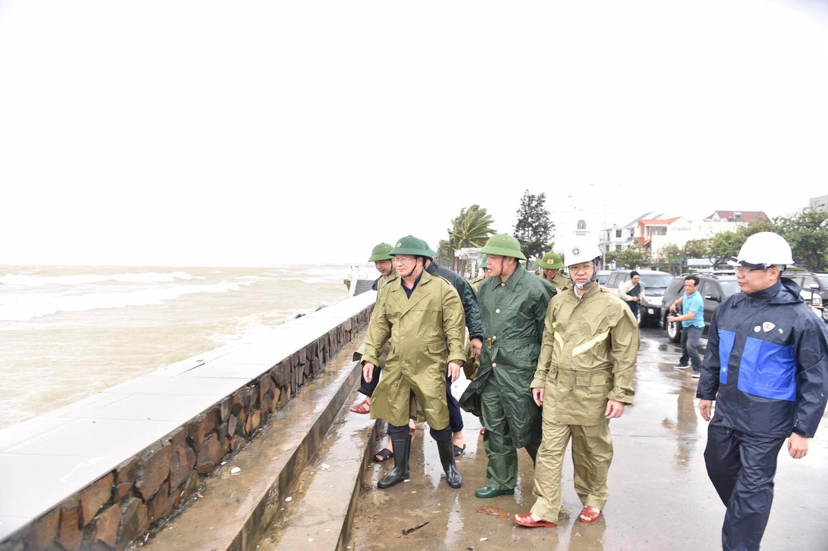 Phó Thủ tướng Trịnh Đình Dũng kiểm tra bờ kè tại đường Nguyễn Tất Thành, TP Đà Nẵng. Ảnh: VGP/Nhật Bắc.