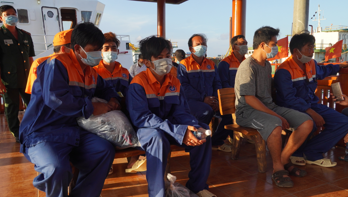 06 thuyền viên tàu cá BV 94339-TS bị chìm trên biển được cứu vớt vào bờ an toàn.
