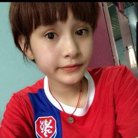 Có thể thấy, thời điểm đó, gương mặt Hiền Hồ bầu bĩnh, không góc cạnh như hiện tại. 