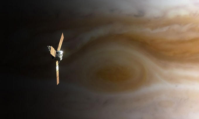 Minh họa tàu vũ trụ Juno bay qua cơn bão Vết Đỏ Lớn của sao Mộc. Ảnh: Mark Garlick/Science Photo Library.