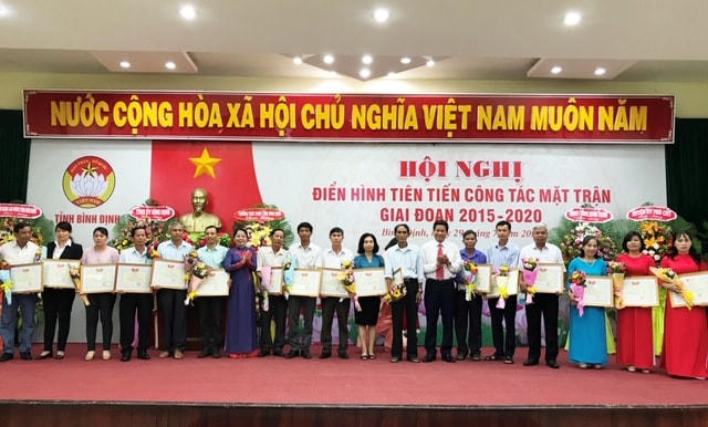 Chủ tịch Ủy ban MTTQ Việt Nam tỉnh Nguyễn Thị Phong Vũ trao Bằng khen cho đại diện 18 tập thể tiêu biểu.