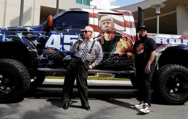 CPAC được xem là một sự kiện quan trọng của đảng Cộng hòa, vì vậy, thu hút nhiều những gương mặt nổi bật tham gia. Trong ảnh: Nhà tư vấn chính trị Roger Stone - người được ông Trump ân xá trong những ngày cuối cùng của nhiệm kỳ 1 - nhảy bên ngoài nơi tổ chức sự kiện.  