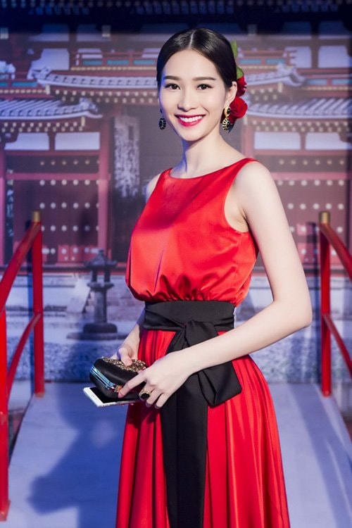 Hoa hậu Đặng Thu Thảo quý phái, thanh lịch với đầm đỏ thiết kế đơn giản, điểm nhấn chính là phần thắt eo màu đen.