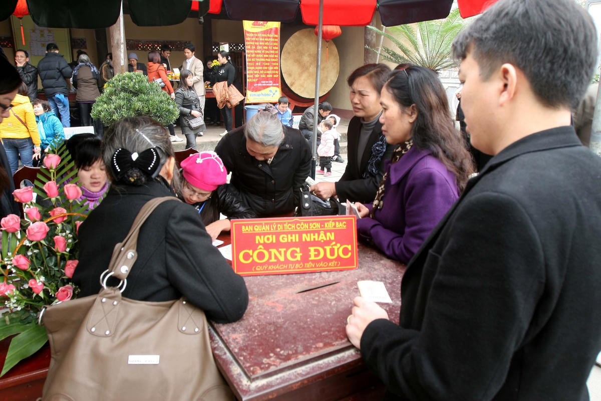 Những quy định mới trong quản lý tiền công đức tại các lễ hội, đền chùa đang nhận được nhiều ý kiến trái chiều. Ảnh Quang Vinh.
