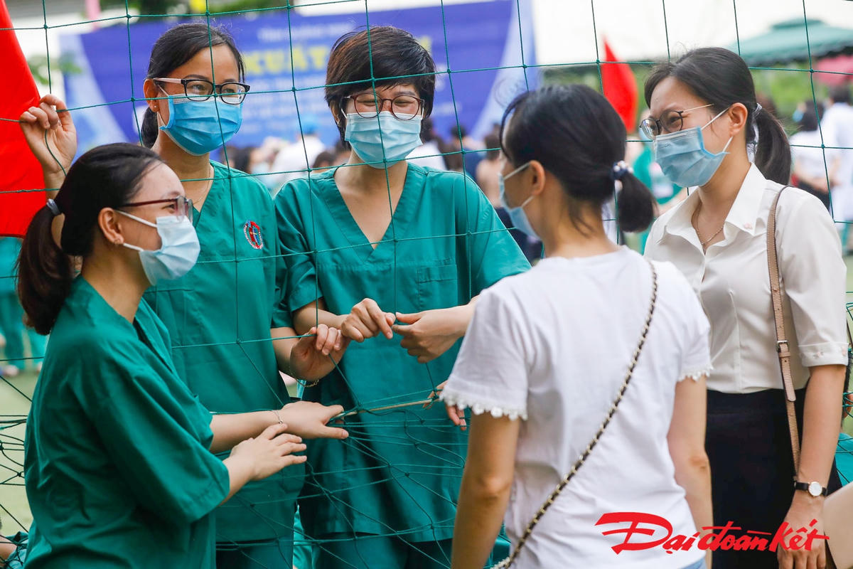 [ẢNH] 200 nhân viên y tế Quảng Ninh lên đường hỗ trợ Bắc Giang chống dịch