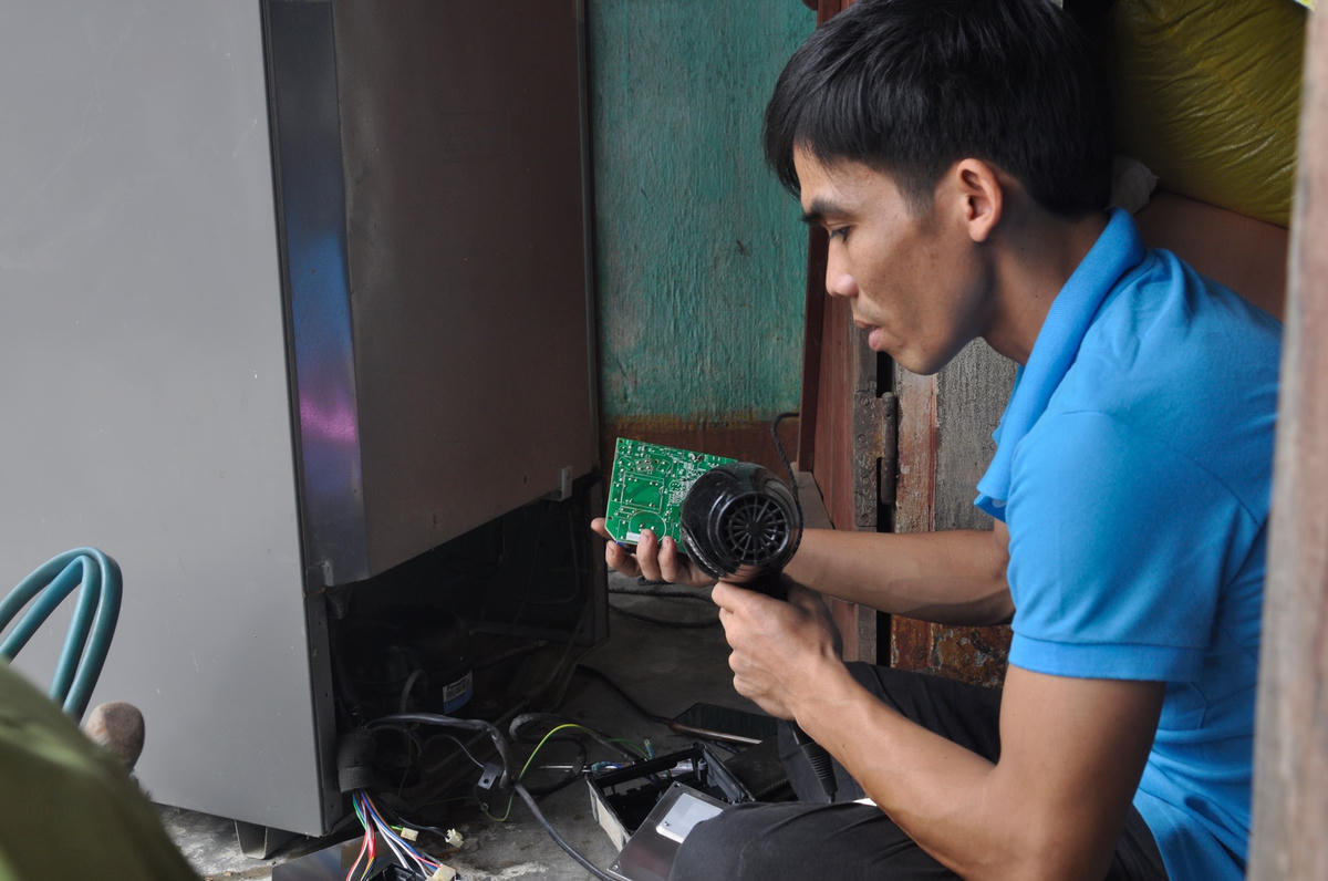 Thắng giúp một hộ dân hong, sấy đồ điện bij ngập nước.