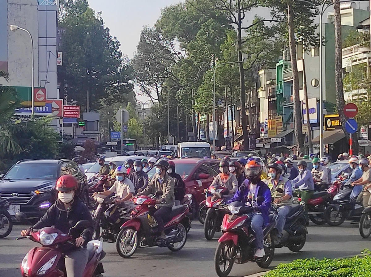 TPHCM: Container lật ngay vòng xoay Lý Thái Tổ, giao thông ùn tắc nghiêm trọng