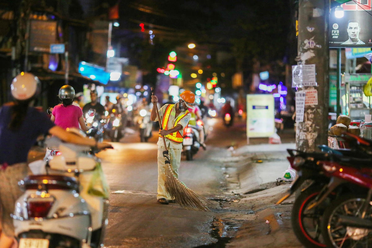 Công nhân vệ sinh môi trường luôn phải đối diện với nhiều mối nguy hiểm. Ảnh: H.T.