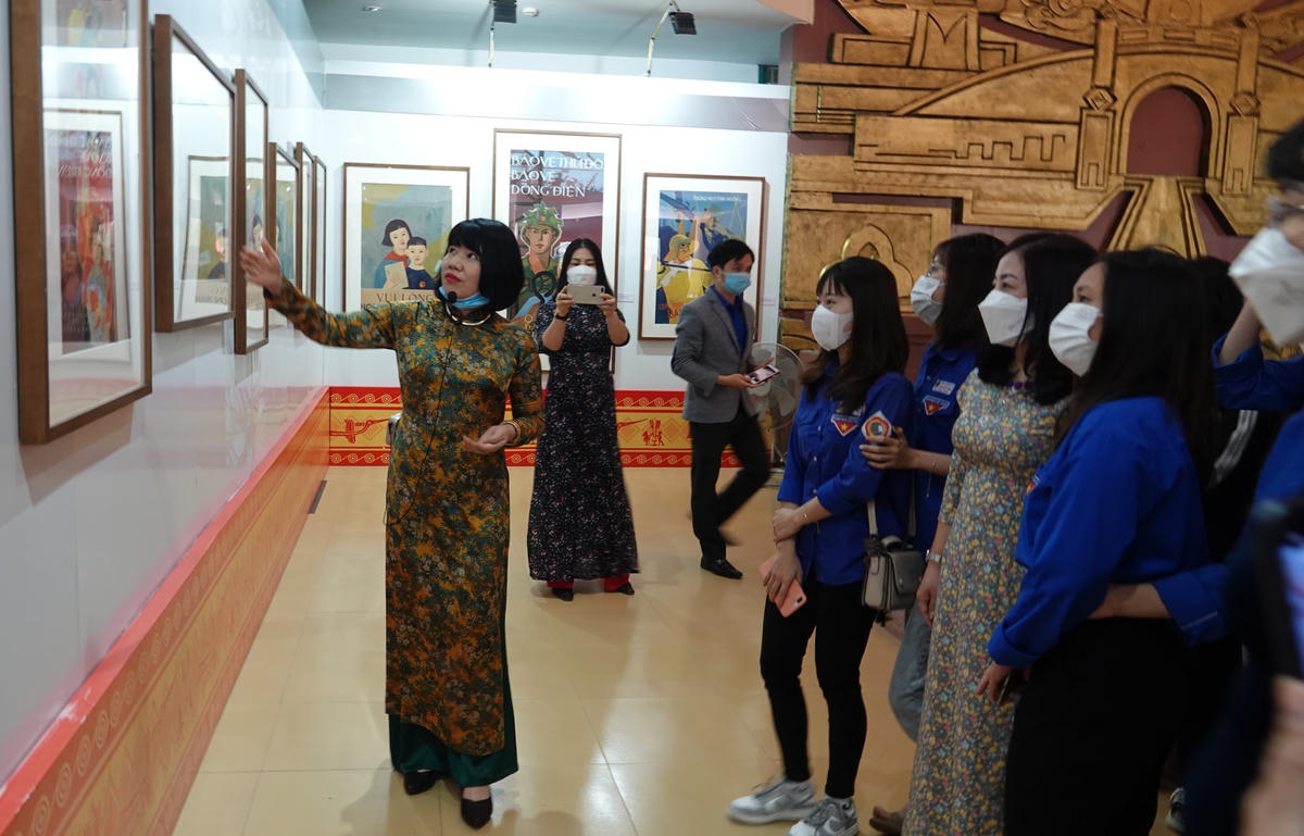 Học sinh tham quan triển lãm tranh cổ động “Tuổi xanh nhịp bước theo chân Bác”.