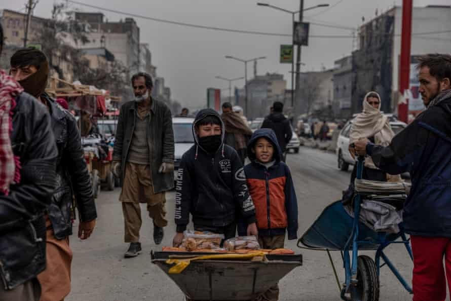 Những đứa trẻ kiếm ăn trên đường phố thủ đô Kabul, Afghanistan. Ảnh: The Guardian.