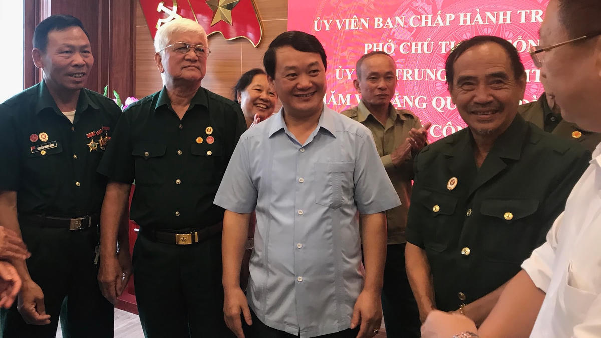 Phó Chủ tịch - Tổng Thư ký Hầu A Lềnh trò chuyện với đại diện gia đình chính sách, người có công tại Sa Pa.