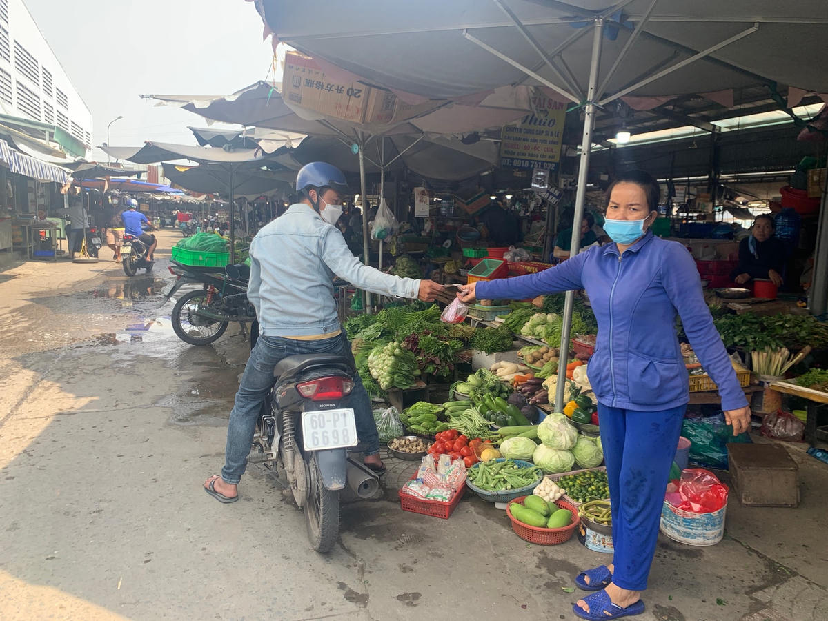 Nhiều chủ sạp rau, củ quả khẳng định việc tăng giá là điều khó tránh khỏi. Ảnh: Mạnh Thìn