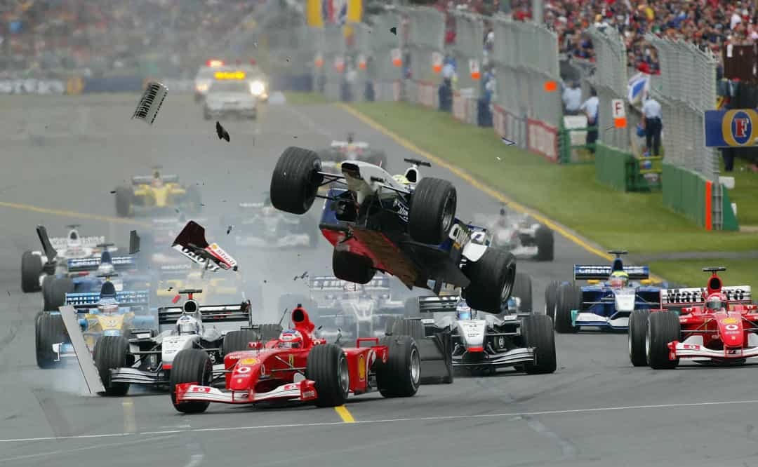 Ralf Schumacher bay trong không trung sau khi tông vào một chiếc xe hơi khác ở Australian Grand Prix 2002.  