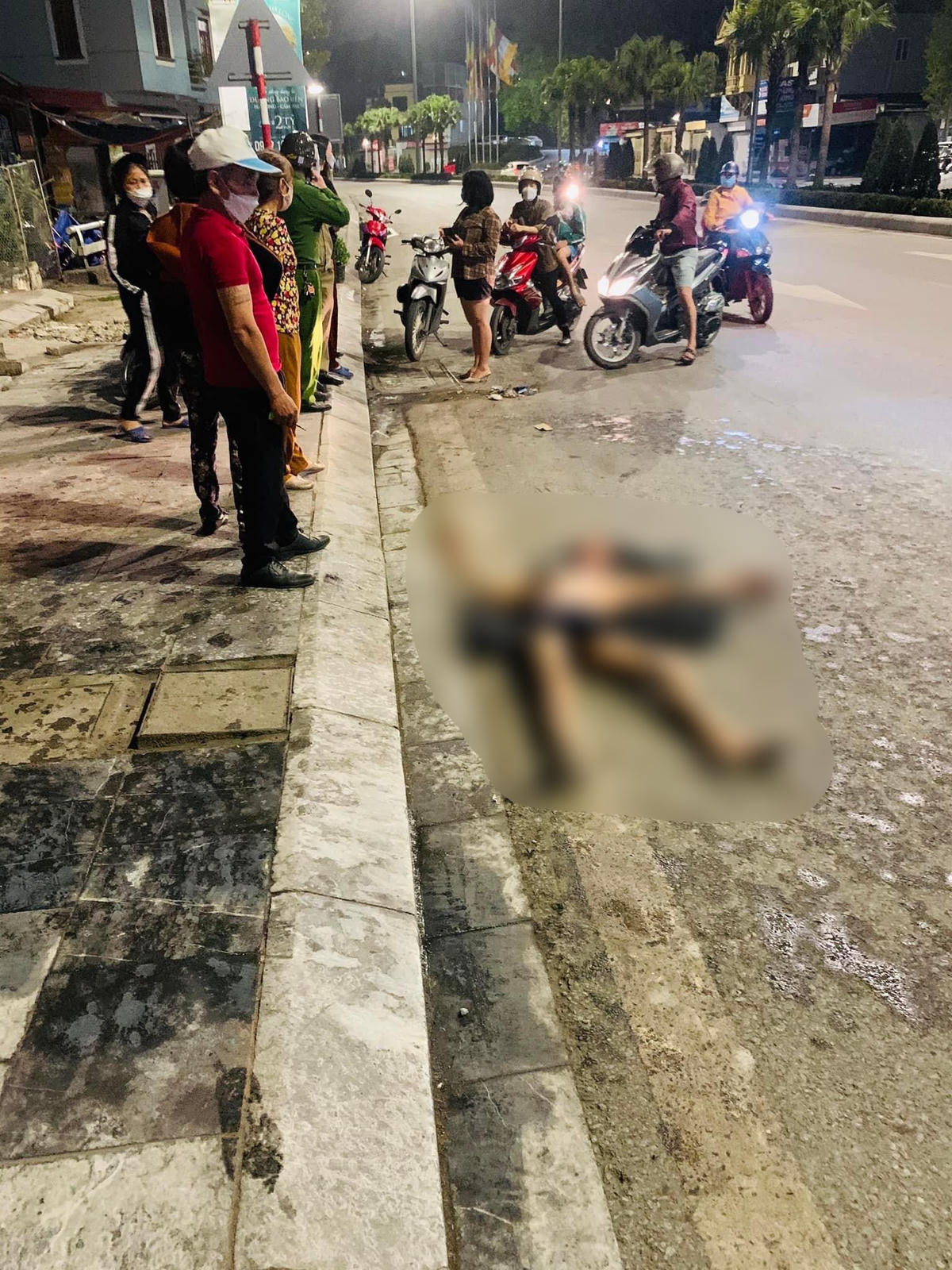 Lực lượng chức năng tiến hành kiểm tra hiện trường nơi xảy ra vụ việc. Ảnh: T.N.H..