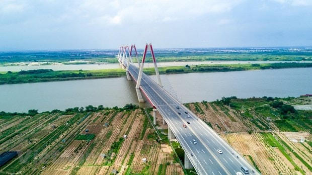 Khánh thành tháng 1/2015, cầu Nhật Tân là cầu dây văng đầu tiên của Hà Nội với tổng chiều dài gồm đường dẫn là 8.900m, phần chính cầu dài 1.500m. (Nguồn: Vietnam+).