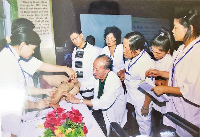 GS Nguyễn Tài Thu trong một lần hướng dẫn kỹ thuật châm cứu tại Bệnh viện Y học cổ truyền Đà Nẵng.  