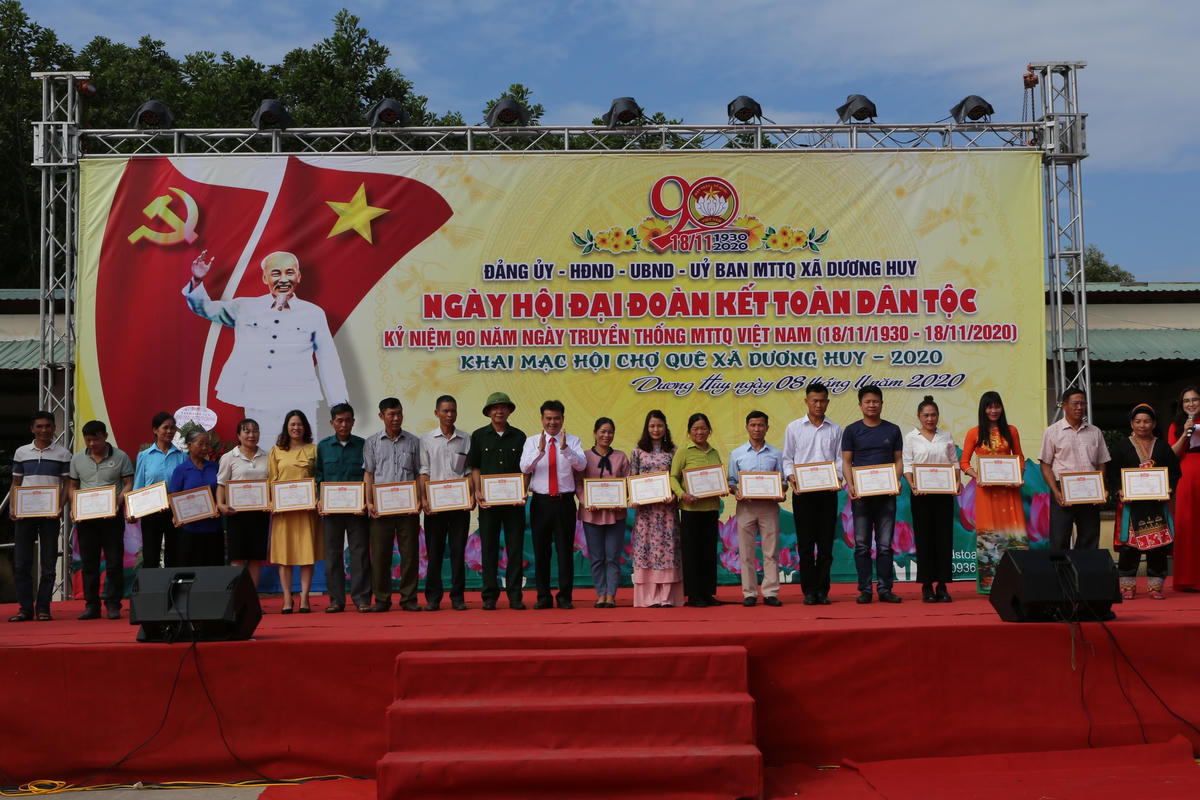Ông Bùi Hải Sơn, Bí thư Đảng uỷ, Chủ tịch UBND xã Dương Huy tặng giấy khen cho những gia đình Văn hoá tiêu biểu, xuất sắc năm 2020.