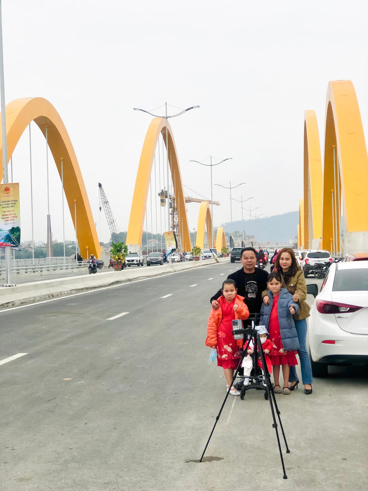Người dân đỗ xe dọc cây cầu để tranh thủ chụp bức ảnh “check in” đầu năm mới tại cầu Tình Yêu.