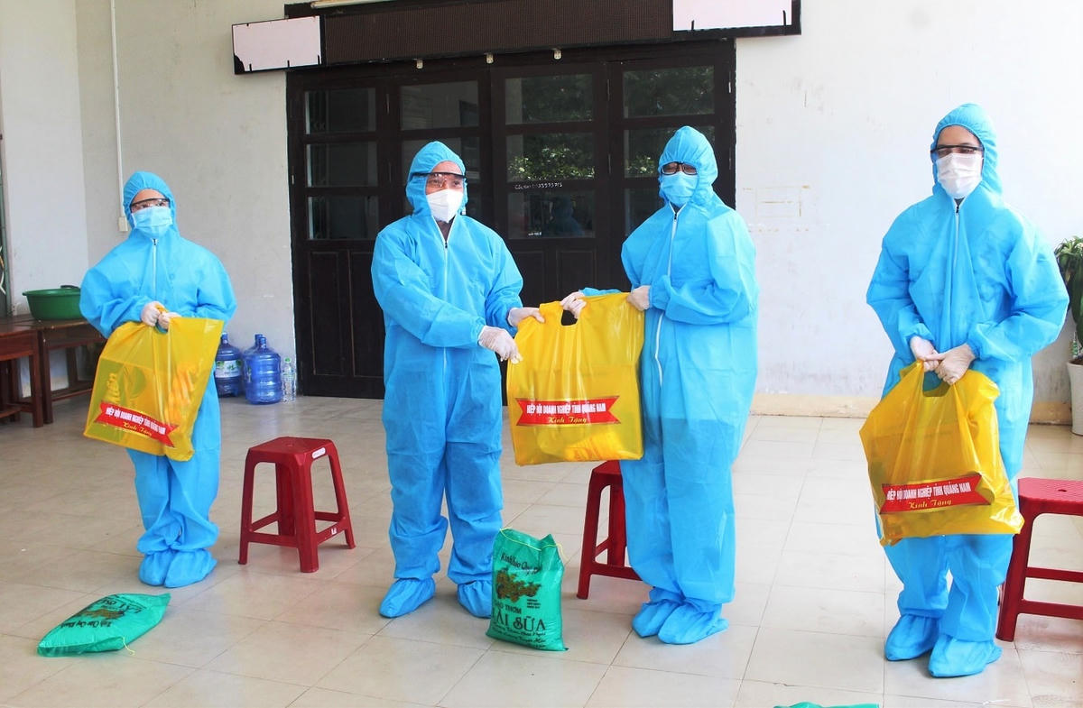 Ông Hùng (thứ 2 trái qua) tặng quà cho công dân khu cách ly.