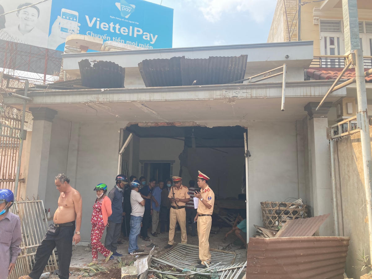 Lực lượng chức năng có mặt tại hiện trường để điều tra nguyên nhân vụ tai nạn.