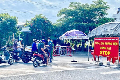 Chốt kiểm soát dịch Covid-19 ra vào TP Phan Thiết.