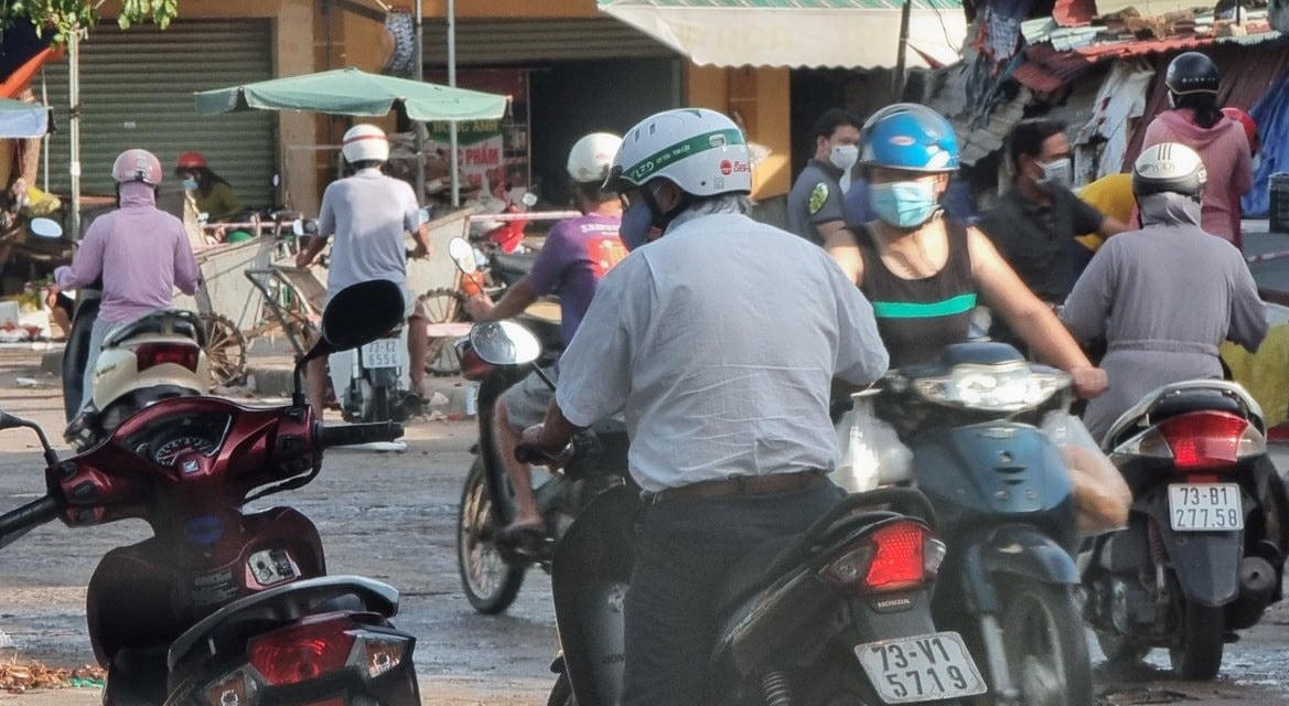 Không giữ khoảng cách an toàn tại khu vực chợ Ga.