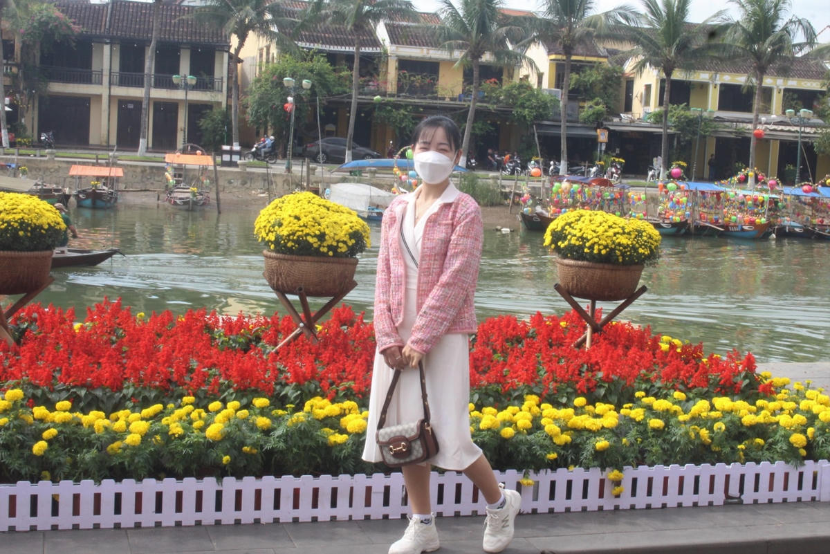 Một  bạn trẻ tạo dáng bên bờ sông Hoài.