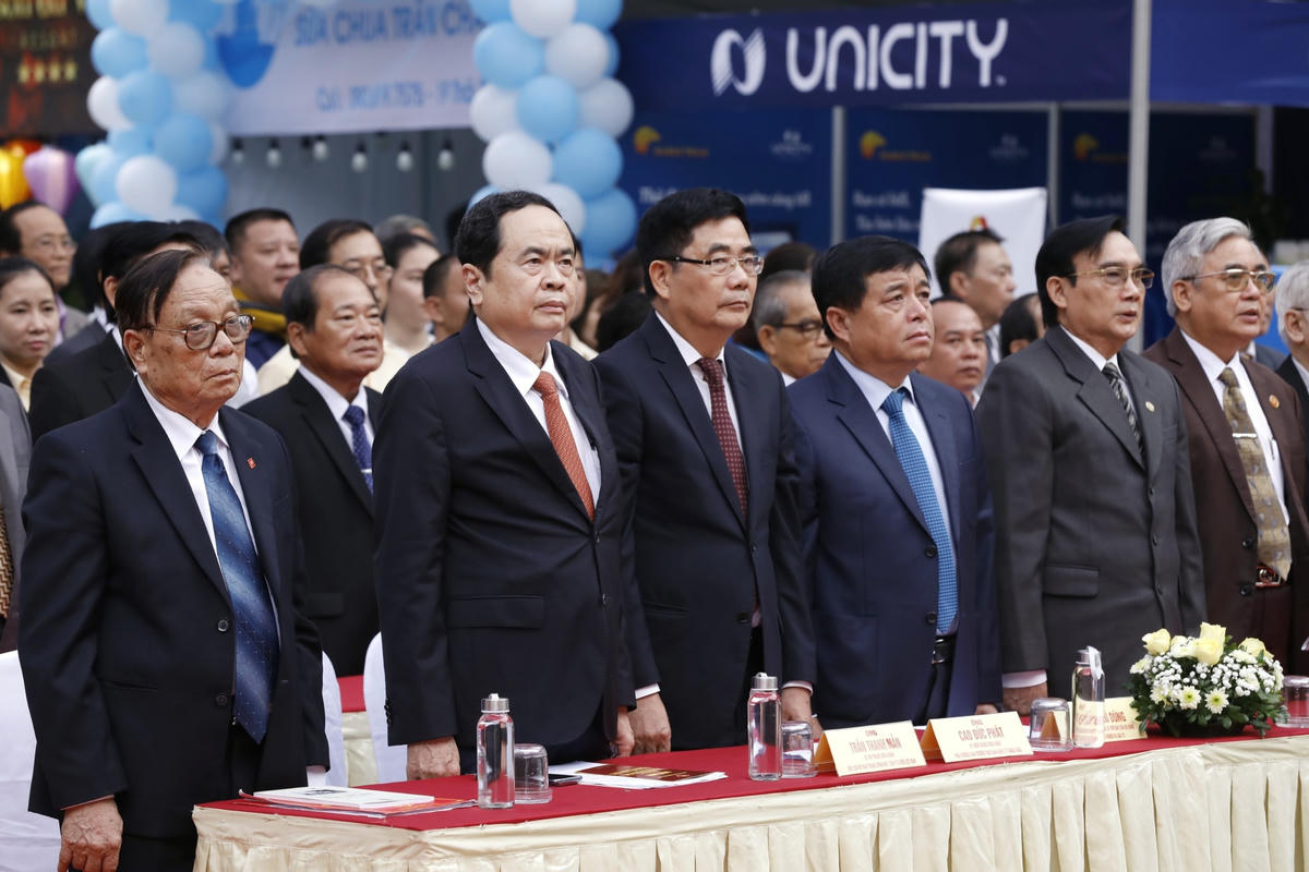 Chủ tịch Trần Thanh Mẫn và các đại biểu dự buổi lễ thực hiện nghi lễ chào cờ.