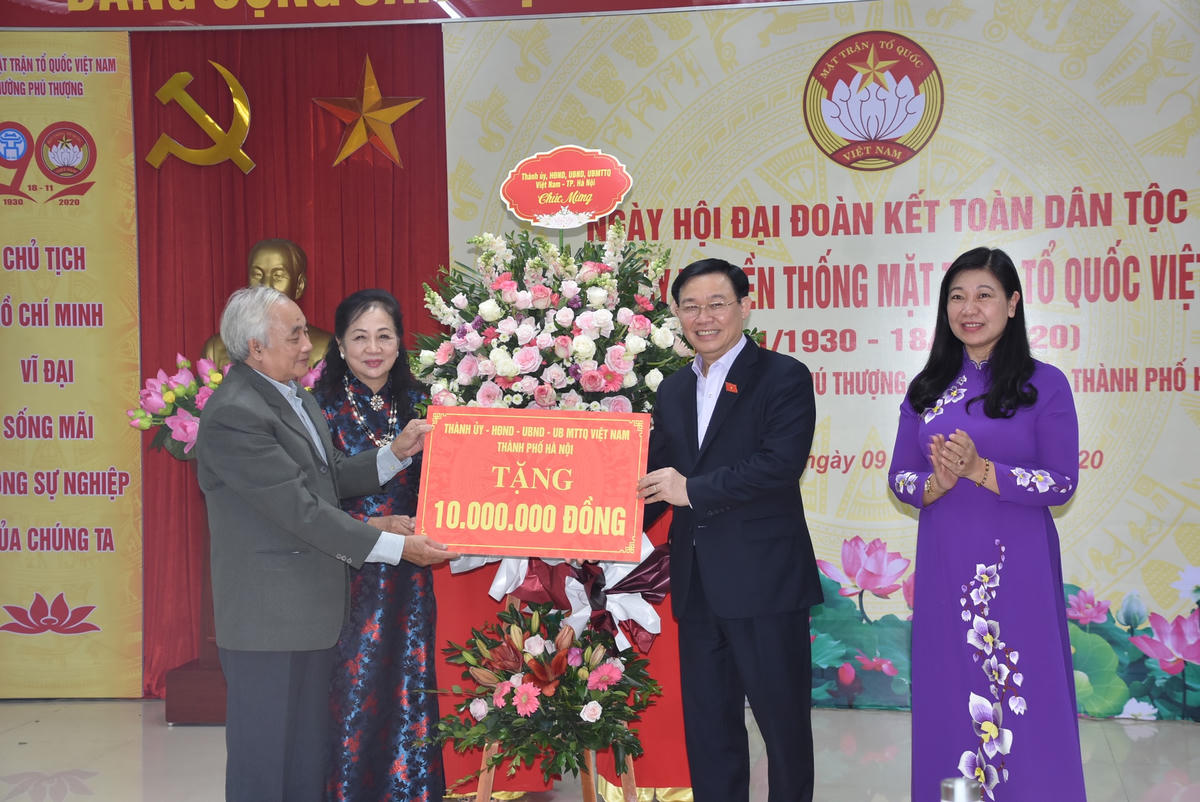 Bí thư Thành ủy Hà Nội Vương Đình Huệ tặng quà khu dân cư số 14.