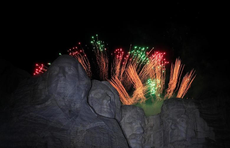 Pháo hoa rực rỡ mừng Ngày Quốc khánh ở núi Rushmore tại Keystone, Nam Dakota ngày 3/7.