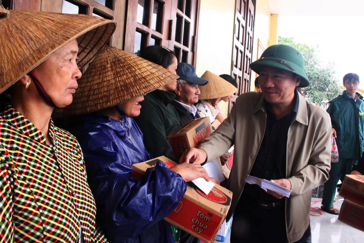 Chủ tịch Ủy ban MTTQ Việt Nam tỉnh Quảng Trị Đào Mạnh Hùng thăm và tặng quà cho bà con thuộc Giáo xứ Cây Đa.