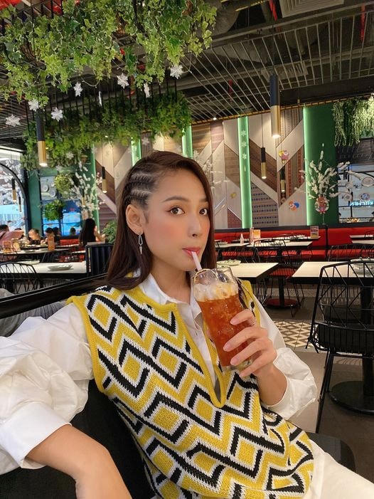 Cara Phương nổi tiếng hơn sau khi giành ngôi Á quân Gương mặt thân quen thế hệ mới. "Lại đây ăn miếng bánh, uống miếng nước, rồi ngồi chơi", cô vui vẻ.