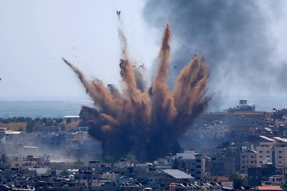 Một vụ nổ từ một cuộc không kích của Israel vào một tòa nhà ở thành phố Gaza ngày 13/5/2021. Trận chiến xảy ra khi Hamas và Israel trao đổi thêm tên lửa cùng các cuộc không kích và bạo lực Do Thái - Ả Rập bùng phát khắp Israel vào cuối tháng lễ Ramadan của người Hồi giáo. Ảnh: AP.  