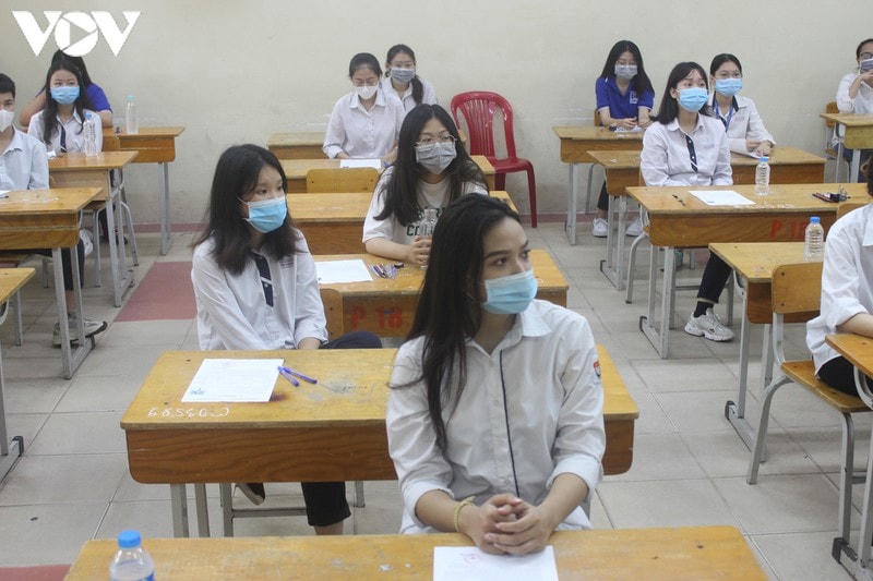 [ẢNH] Thí sinh Hà Nội tuân thủ đeo khẩu trang trong buổi thi đầu tiên