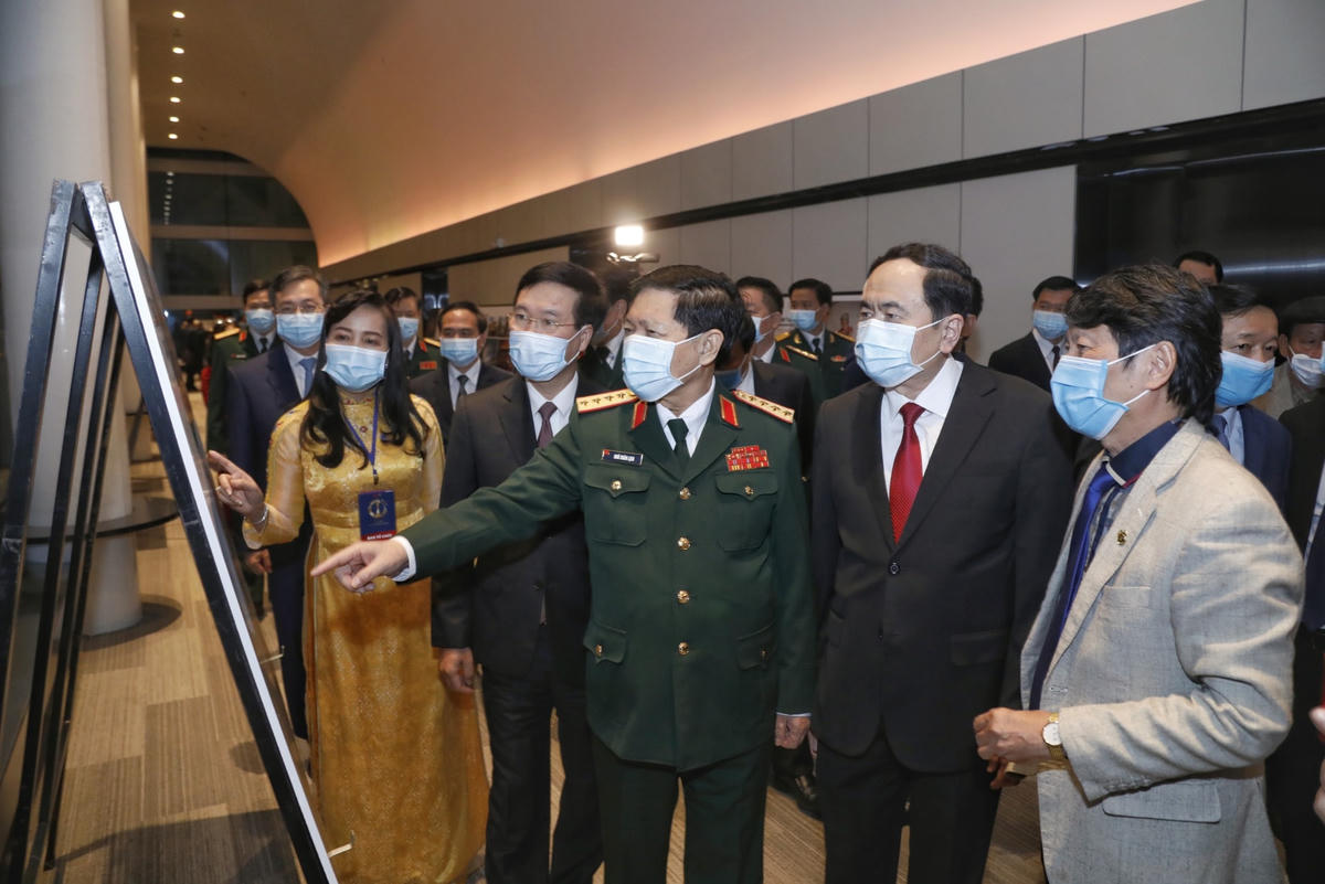 Các đại biểu tham quan triển lãm ảnh tại Lễ trao giải.