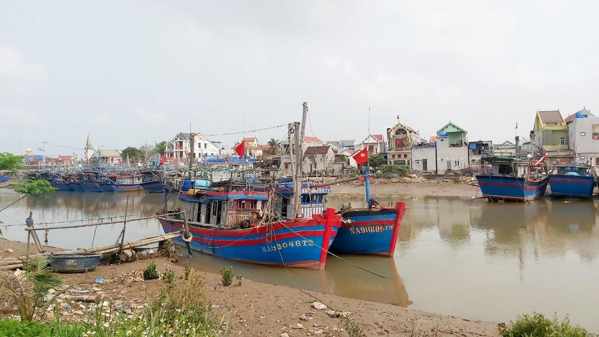Tranh thủ chưa ra khơi, nhiều chủ tàu sửa sang lại hệ thống chân vịt, mạn thuyền, khâu lại lưới (Điền Bắc).