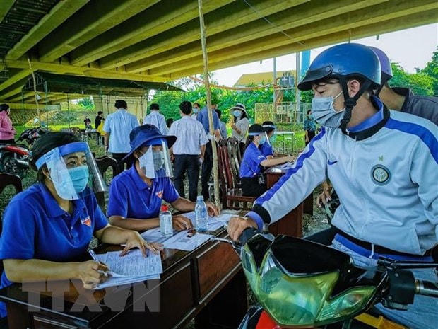 Người dân khi vào thành phố Cần Thơ đều phải khai báo thông tin tại các chốt kiểm soát. Ảnh chụp chiều 31/5 tại chốt kiểm soát dưới cầu Vàm Cống, quận Thốt Nốt. (Ảnh: Thanh Liêm/TTXVN).